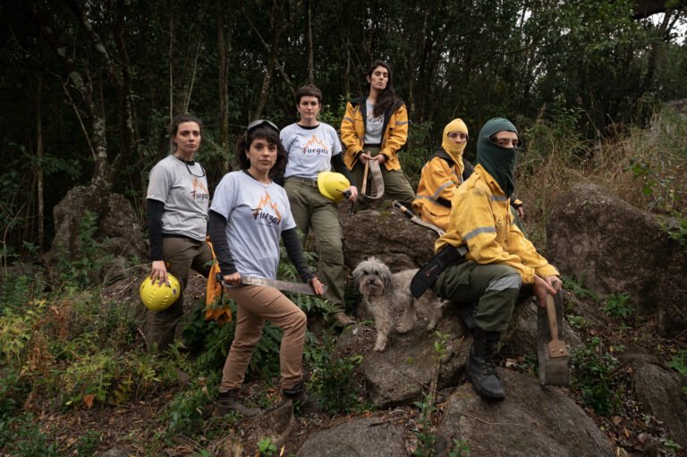 Las Fuegas. Mujeres de la brigada forestal organizada, de las Sierras Chicas de Córdoba.
