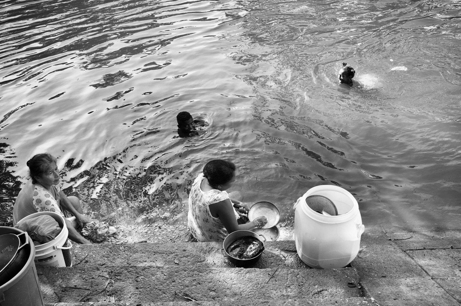 MONTES DE MARÍA, Colombia-- Mujeres, habitantes de La Suprema, lavar ropa en el canal de agua mientras sus hijos se bañan. (Manuel Ortiz / Terra 360)