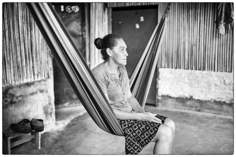 Madres en El Salvador se debaten entre la ausencia y el dolor por régimen de Bukele