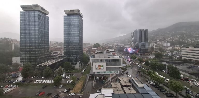 Sarajevo en un día lluvioso, fotografiada desde el antiguo Holiday Inn, el famoso "hotel de guerra" de la ciudad, utilizado durante el sitio como base por periodistas extranjeros, trabajadores humanitarios y personal de las Naciones Unidas. Fotografía: autor.