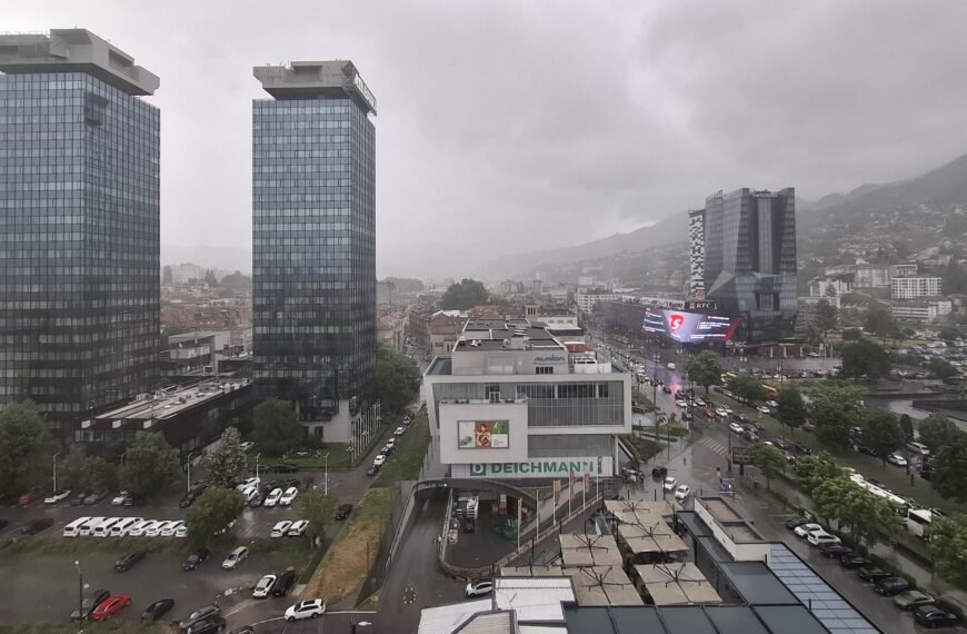 Sarajevo en un día lluvioso, fotografiada desde el antiguo Holiday Inn, el famoso "hotel de guerra" de la ciudad, utilizado durante el sitio como base por periodistas extranjeros, trabajadores humanitarios y personal de las Naciones Unidas. Fotografía: autor.