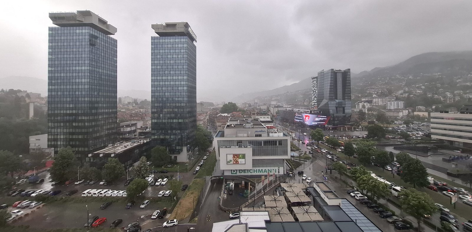 Sarajevo en un día lluvioso, fotografiada desde el antiguo Holiday Inn, el famoso "hotel de guerra" de la ciudad, utilizado durante el sitio como base por periodistas extranjeros, trabajadores humanitarios y personal de las Naciones Unidas. Fotografía: autor.