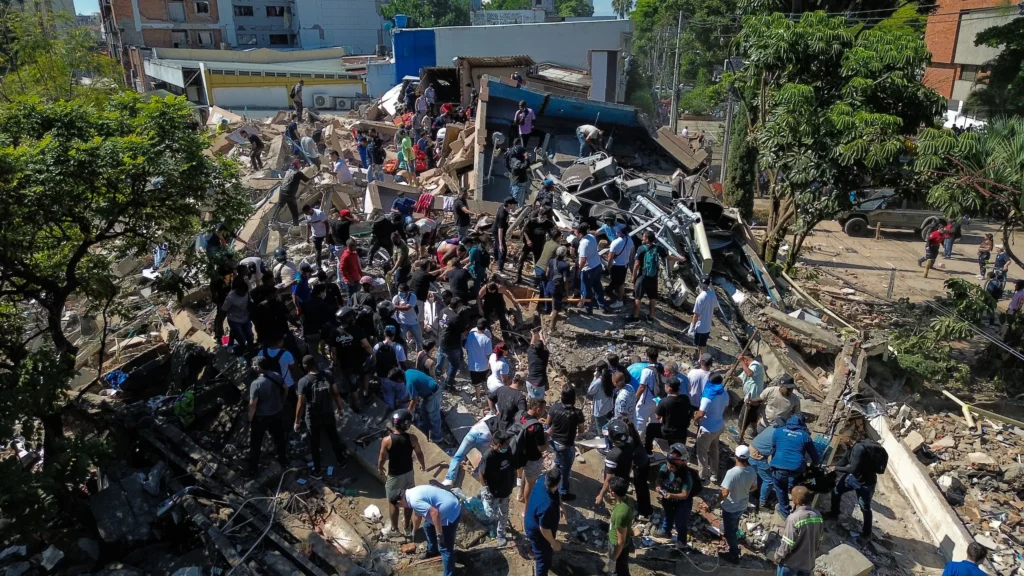 Several people remove debris following the magnitude 7.4 earthquake, at Carrera 39 and Roosevelt Avenue in Cali, Colombia. Photo: Alejandro Meléndez