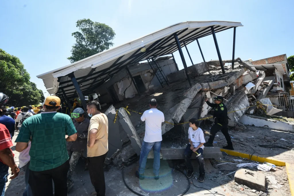 Several people await rescue at the building located at Carrera 44 and Calle 5 in Cali, Colombia. Photo: Alejandro Meléndez.