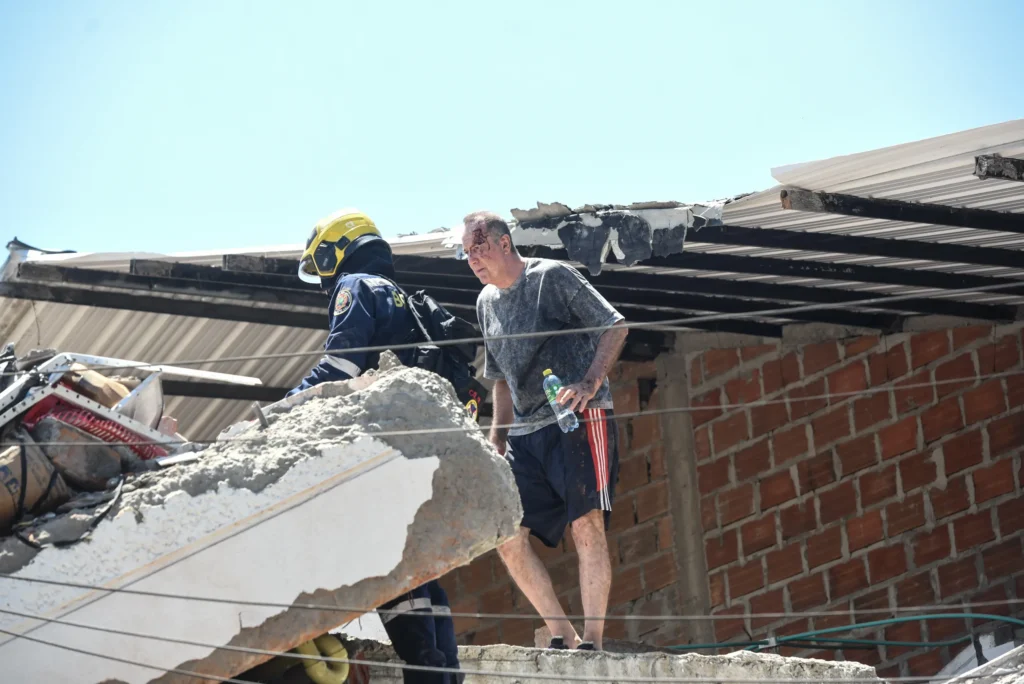 Una persona busca a su perro tras el terremoto de 7.4 grados, en Carrera 44 y calle 5 en Cali,Colombia. Foto: Alejandro Meléndez