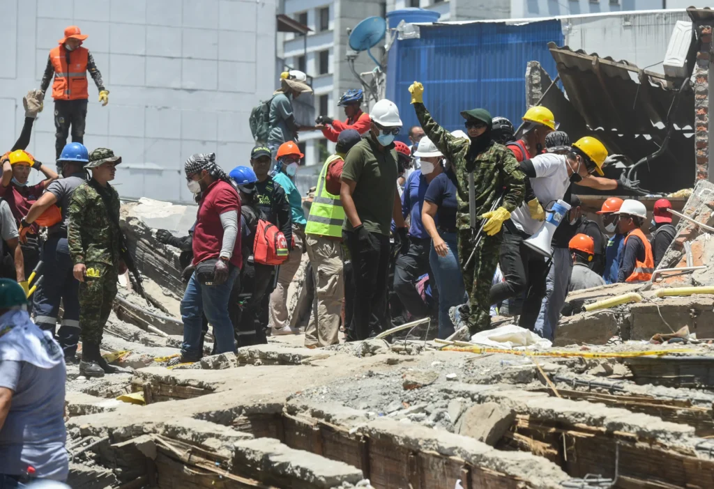 Miembros de ejercito estuvieron armados durante la búsqueda tras el terremoto de 7.4 grados, en Carrera 39 y avenida Roosevelt en Cali, Colombia. Foto: Alejandro Meléndez