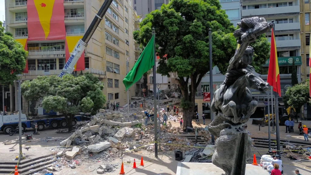 Un edificio derrumbado en el centro de Pereira, tras el terremoto de 7.4 grados, en Colombia. Foto: Alejandro Meléndez