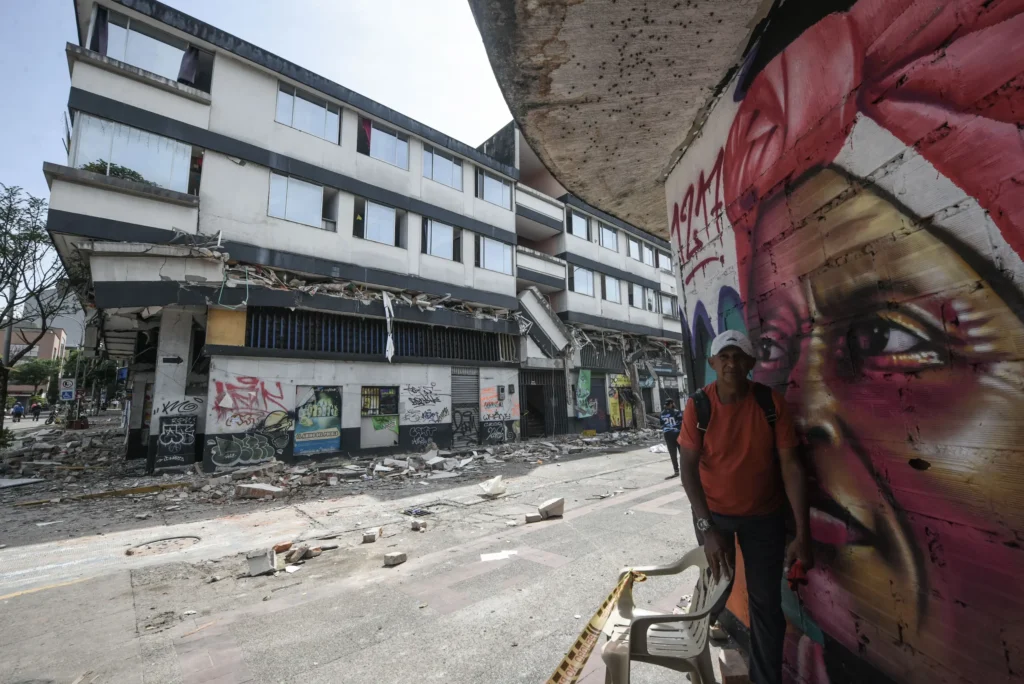 A fractured building in downtown Pereira following the magnitude 7.4 earthquake in Colombia. Photo: Alejandro Meléndez