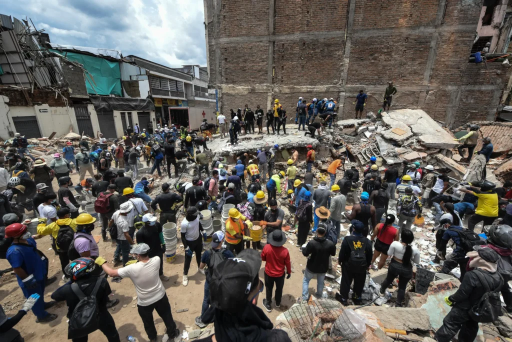 Rescatistas y ciudadanos ayudan a quitar escombros en el centro de Pereira, tras el terremoto de  7.4 grados, en Colombia. Foto: Alejandro Meléndez
