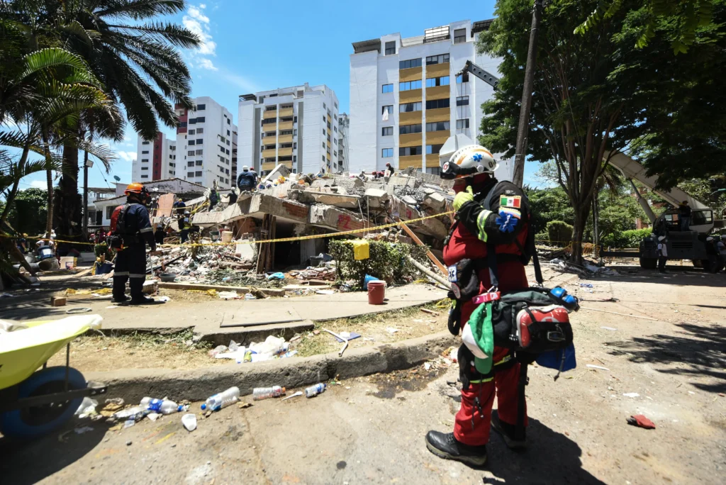 Topos Aztecas carry out rescue work at the Cantabria building, at Carrera 45 and Calle 8B in Cali, Colombia, following the magnitude 7.4 earthquake. Photo: Alejandro Meléndez