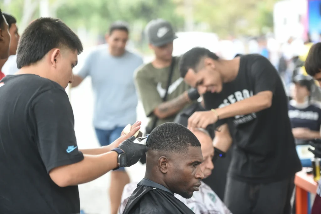 Jóvenes aprenden a cortar el cabello en Chiminangos, Cali, Colombia, tras el terremoto de 7.4 grados. Foto: Alejandro Meléndez