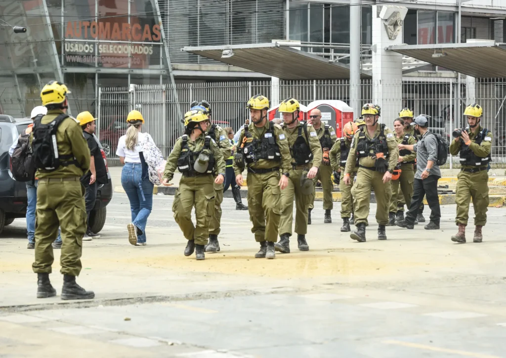 Equipo de rescate de Israel, camina frente al edificio Vanessa en Carrera 44 con Calle 9, en Cali, Colombia, tras el terremoto de 7.4 grados. Foto: Alejandro Meléndez