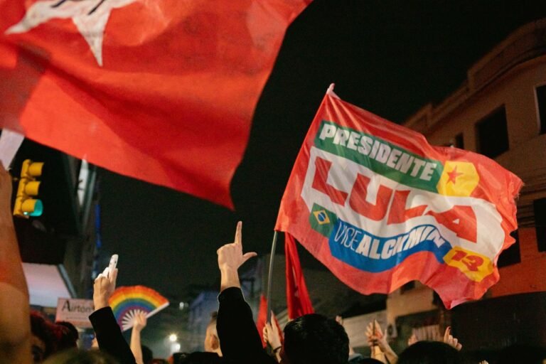De Budapest a Brasilia: ¿Qué impulsa el resurgimiento de las democracias?